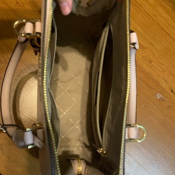 Brand new mk bag used once in great condition - Picture 3 of 3